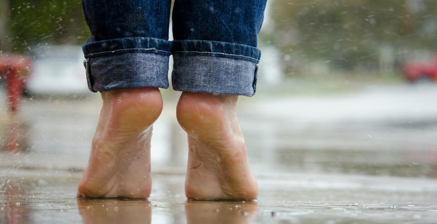 Door barefoot-lopen neemt de spierkracht toe.